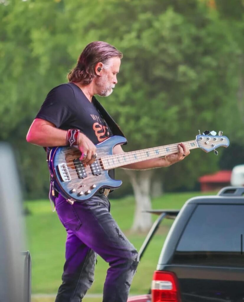 Craig Campbell’s Bass Player Tends to Injured Fan – Country’s Chatter