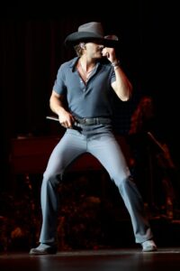TUCKER WETMORE PERFORMS AND PRESENTS AT 2025 ACM HONORS – Country’s Chatter