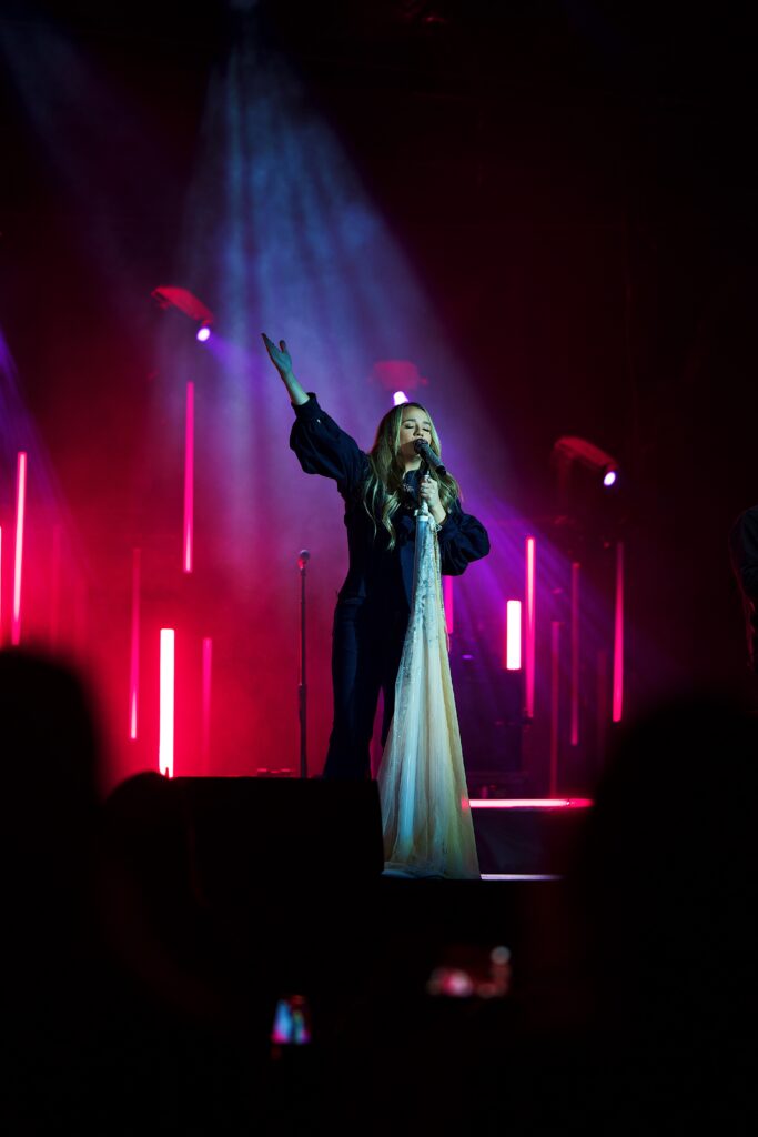 GABBY BARRETT PACKS OUT HOMETOWN SHOW DURING HEADLINE TOUR – Country’s Chatter