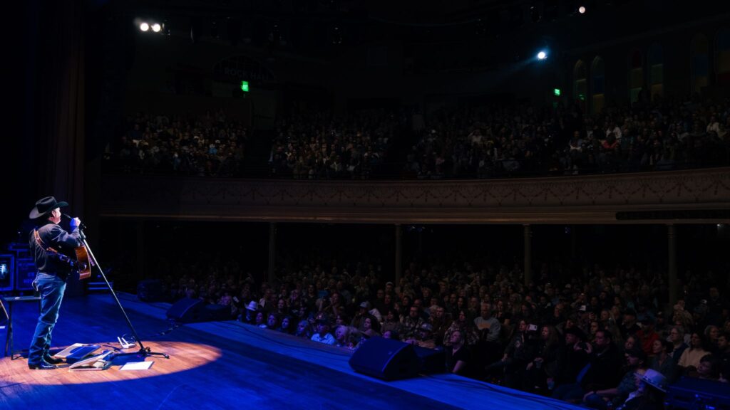 Clay Walker Proves Sold-Out Headlining Ryman Debut was Worth the Wait – Country’s Chatter