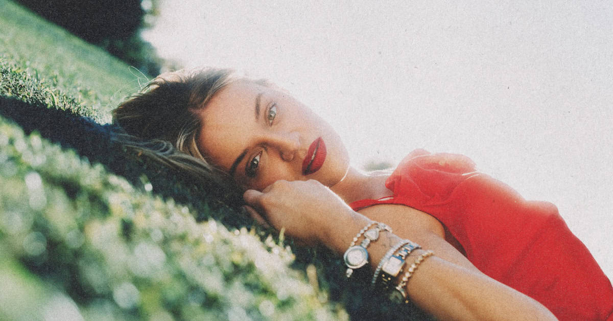 Kelsea Ballerini Explores Self-Reflection and Regret in Heartfelt New Track, "I Sit In Parks'