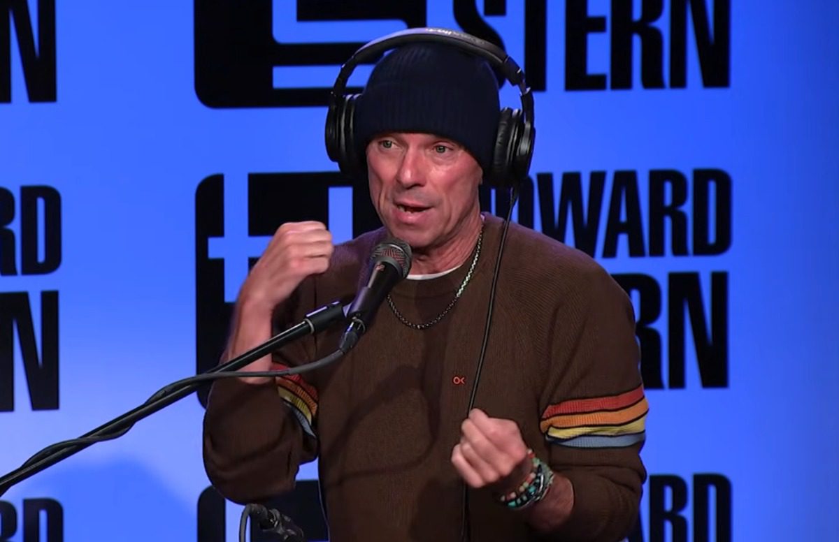 Kenny Chesney Once Punched A Fan Who Picked Him Up While He Was Walking To The Stage: “Gonna Cost Me Every Penny I Made Tonight”